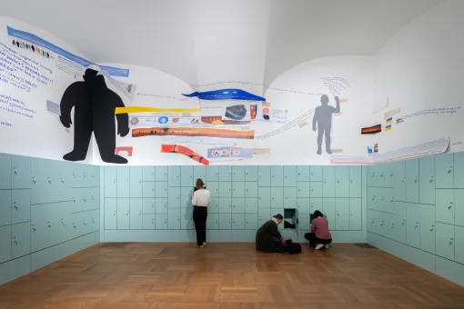 Installationsansicht der Collagen von Bild- und Textausschnitten des Künstlers Nedko Solakov im Garderobenraum des Oberen Belvedere