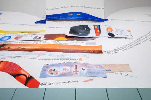 Installationsansicht der Collagen von Bild- und Textausschnitten des Künstlers Nedko Solakov im Garderobenraum des Oberen Belvedere