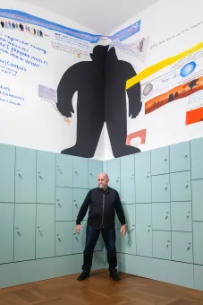 Installationsansicht der Collagen von Bild- und Textausschnitten des Künstlers Nedko Solakov im Garderobenraum des Oberen Belvedere