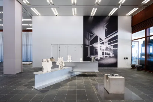 Ausstellungsansicht "VISIONÄRE RÄUME. WALTER PICHLER TRIFFT FRIEDRICH KIESLER in einem Display von Sonia Leimer"