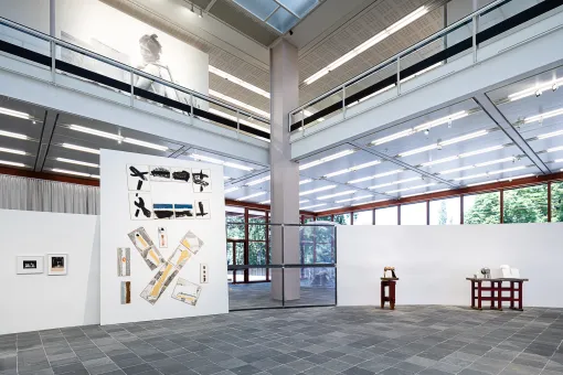 Ausstellungsansicht "VISIONÄRE RÄUME. WALTER PICHLER TRIFFT FRIEDRICH KIESLER in einem Display von Sonia Leimer"
