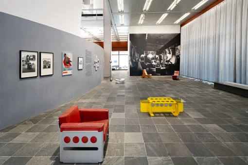 Ausstellungsansicht "VISIONÄRE RÄUME. WALTER PICHLER TRIFFT FRIEDRICH KIESLER in einem Display von Sonia Leimer"