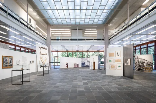 Ausstellungsansicht "VISIONÄRE RÄUME. WALTER PICHLER TRIFFT FRIEDRICH KIESLER in einem Display von Sonia Leimer"