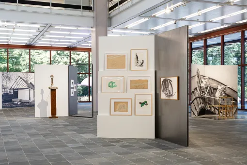 Ausstellungsansicht "VISIONÄRE RÄUME. WALTER PICHLER TRIFFT FRIEDRICH KIESLER in einem Display von Sonia Leimer"