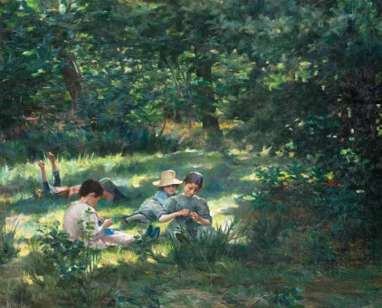 Gruppe von vier Kindern in idyllischer Umgebung einer Lichtung auf einer grünen Wiese umgeben von Bäumen