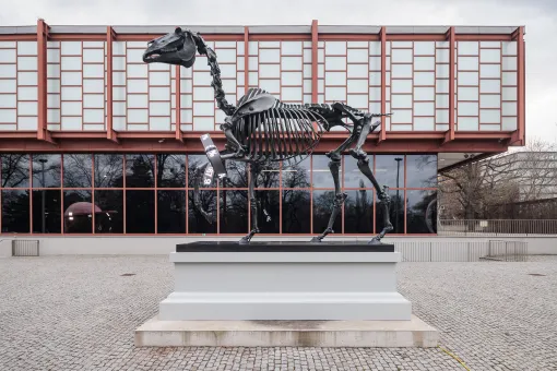Hans Haacke, Geschenkter Gaul, 2014 im Skulpturengarten des Belvedere 21
