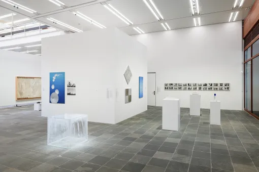Ausstellungsansicht "Hans Haacke. Retrospektive", Belvedere 21