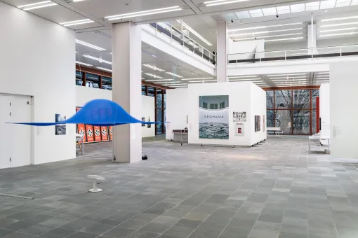 Ausstellungsansicht "Hans Haacke. Retrospektive", Belvedere 21