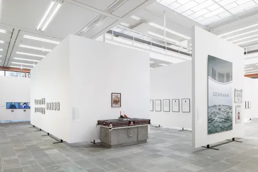Ausstellungsansicht "Hans Haacke. Retrospektive", Belvedere 21