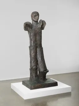 Stehende Figur aus Stein