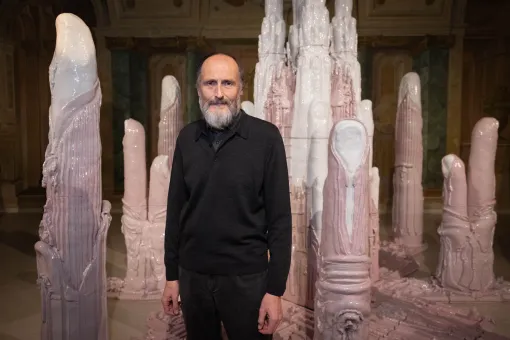 Künstler Elmar Trenkwalder vor seiner Skulptur WVZ 183 im Carlone-Saal