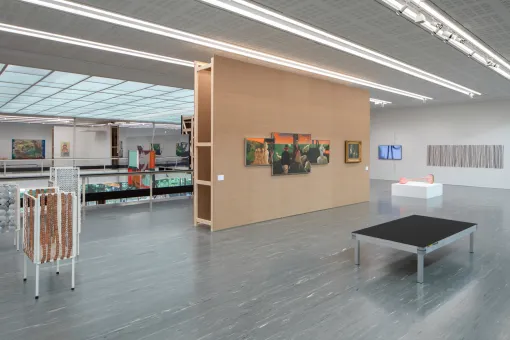 Ausstellungsansicht "STELLPROBE. Sammlungszugänge der letzten Dekade in einem Display von Heimo Zobernig"