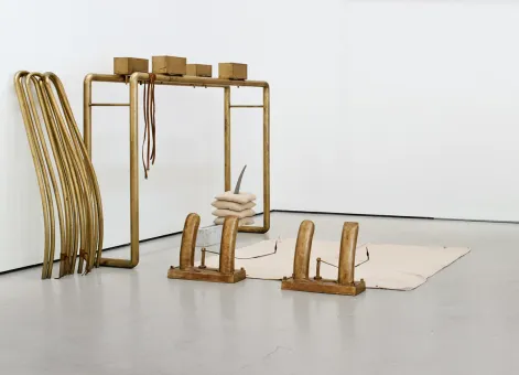 Messing, Marmor, Stoff  ca. 300 x 300 x 250 cm