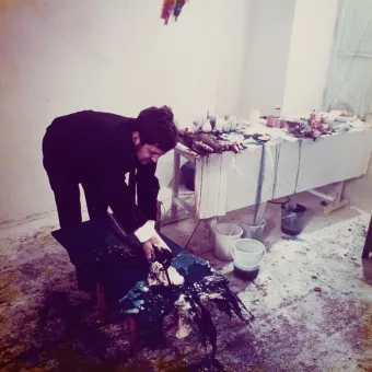 Edition Pari & Dispari  Rosanna Chiessi,   Partecipazione di Giuseppe Morra  Collaborazione  Francesco Conz, herausgegeben 1977  Portfolio: 63 x 51 x 6 cm  Farbfotografie der 1. Aktion  je 60 x 50 cm