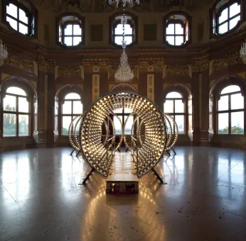 960 Glühbirnen, Stahl, Aluminium, Holz, Kabel, elektrischer Schaltkreis, Leuchtkästen  260 x 687 x 740 cm