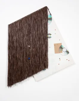 Raffiabast, Holz, bedrucktes Textil, Papier, CD, USB-Ventilator, Plastik  125 × 100 × 5 cm 
