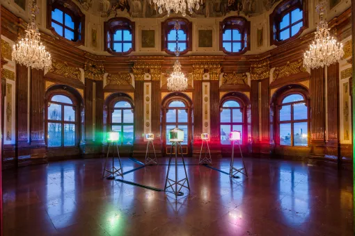 Edelstahl, farbiges Glas, Halogenleuchten, Fresnellinsen Jede Lampe: 200 x 70 x 70 cm, Installation: Maße variabel The Juan & Patricia Vergez Collection, Buenos Aires