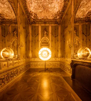 Stainless steel, aluminium, colour-effect filter glass, bulb  230 x 120 x 110 cm  Exhibition view at the Winterpalais, Vienna, 2015