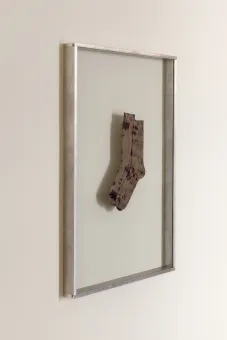 Baumwollsocken behandelt mit Natriumdithionit, zwischen Glas in Aluminiumhalterung