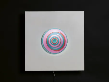 Holzkasten mit Höhenverstellung, Neonröhre, Holzplatte mit konkaver Plexiglaslinse; Elektronik, weißes Originalkabel