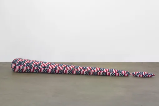 Stoff und Füllfasern  54.6 x 54.6 x 495.3 cm  