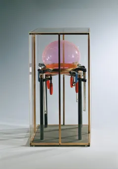 Plexiglas, fluoreszierendes Rot, Holz, Schraubzwingen  65 x 35 x 35 cm