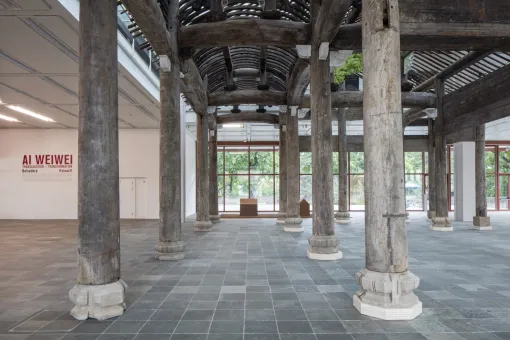 Über 1.000 Teile verschiedener  Bauelemente aus Holz, späte Ming Dynastie (1368-1644), mit originalen Schnitzereien und bemalten Ersatzteilen  1364,7 x 1451 x 939 cm