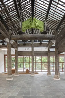 Über 1.000 Teile verschiedener  Bauelemente aus Holz, späte Ming Dynastie (1368-1644), mit originalen Schnitzereien und bemalten Ersatzteilen  1364,7 x 1451 x 939 cm  
