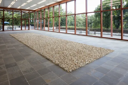 100.000 antike Teekannenschnäbel aus Keramik von den Song bis Qing Dynastien;  Installationsmaße: 1400 x 400 cm  