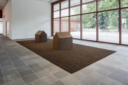 Gepresster Pu-Erh-Tee;  Installationsmaße: 800 x 400 cm; 180 x 120 x 180 cm jeweils