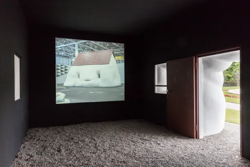 Eisen, Holz, Styropor, Aluminium, Elektroinstallationen, Video auf DVD, Videoprojektion (8:40, geloopt), Lautsprecher 540 x 1000 x 700 cm