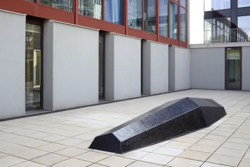 Epoxidharz, 163 x 590 x 81 cm    