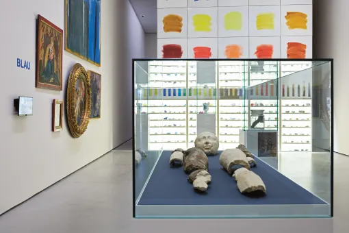 Ausstellungsraum mit Bildern und anderen Artefakten