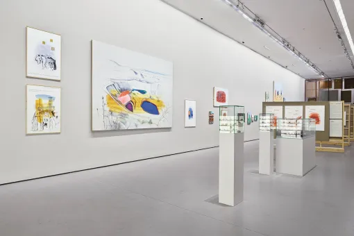 Ausstellungsraum mit Bildern von Johanna Kandl in Gegenüberstellung mit Werken des Belvedere und anderen Artefakten