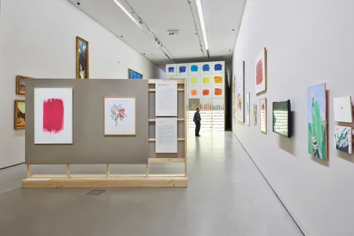 Ausstellungsraum mit Exponaten der Künstlerin Johanna Kandl