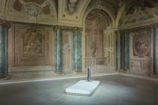 Skulptur von Walter Pichler im Oberen Belvedere