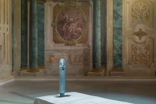 Skulptur von Walter Pichler im Oberen Belvedere