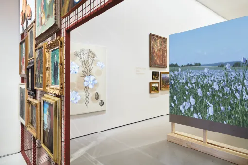 Ausstellungsraum mit Werken aus der Belvedere Sammlung und der Projektion eines Leinenfeldes