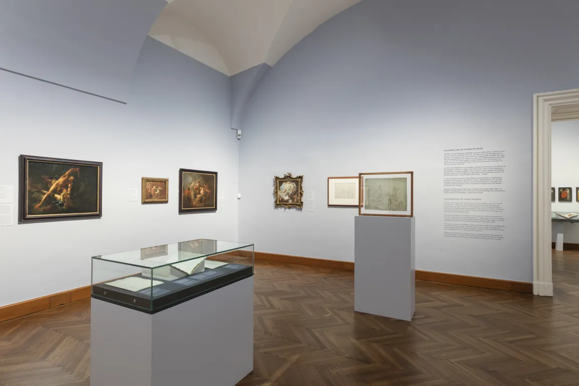 Ausstellungsraum mit Vitrine, Werke von Josef Ignaz Mildorfer