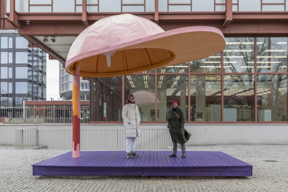 Skulptur „B-Girls Go!“ von Maruša Sagadin