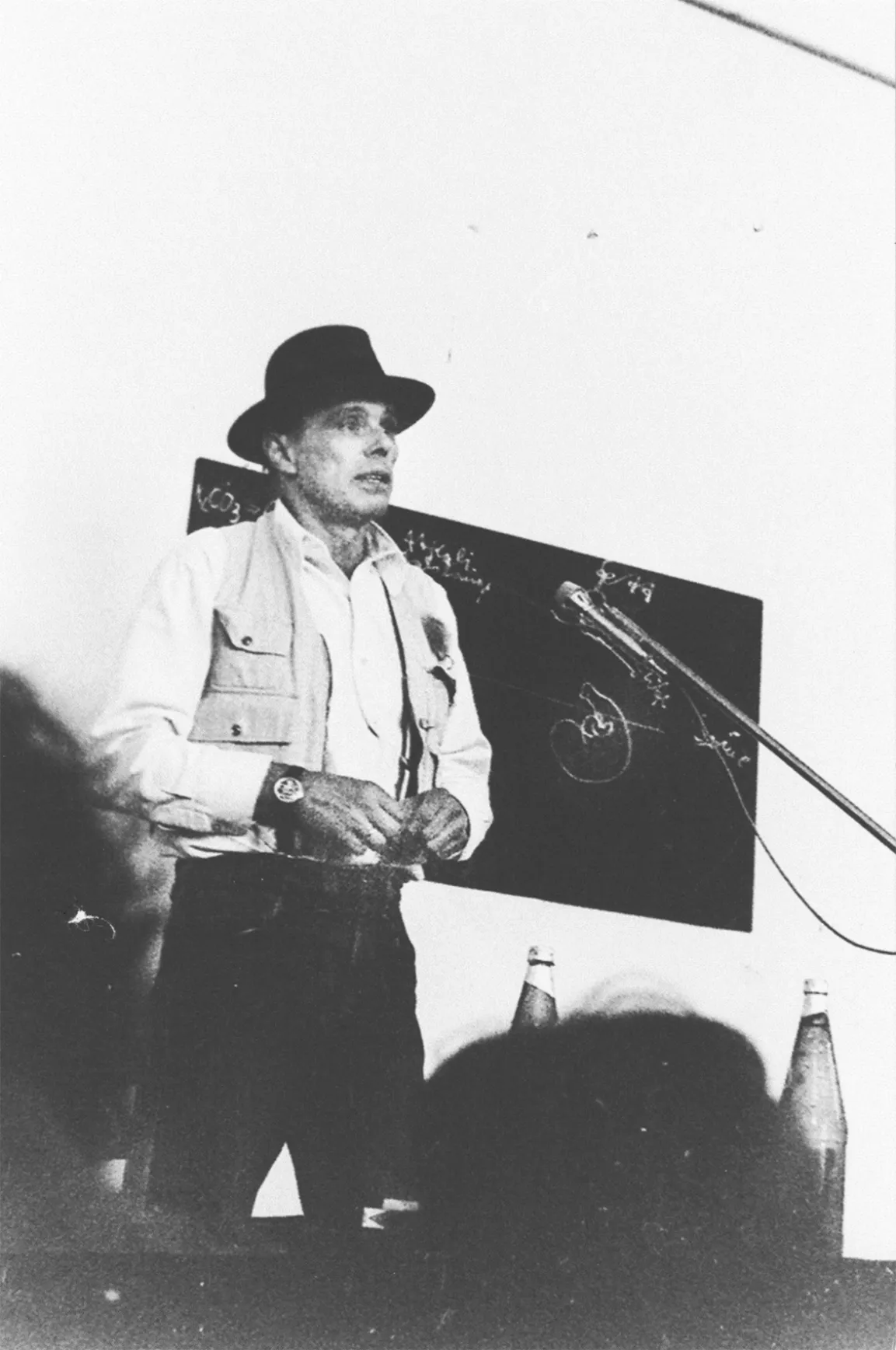 Joseph Beuys während seines Vortrags in der Galerie nächst St. Stephan am 4. April 1979