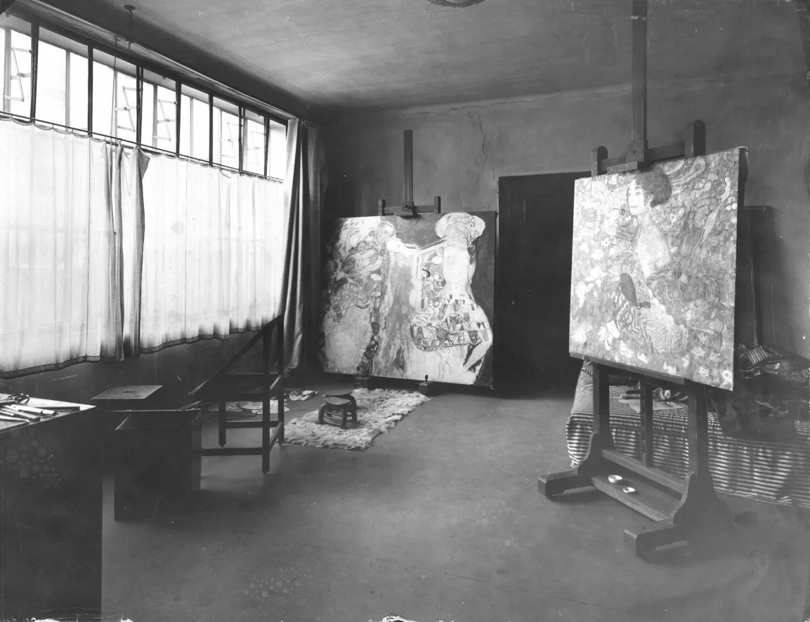 Gustav Klimts Arbeitsraum im Atelier Feldmühlgasse 11, Wien 13, mit den (unvollendeten) Gemälden Die Braut und Dame mit Fächer, 1918