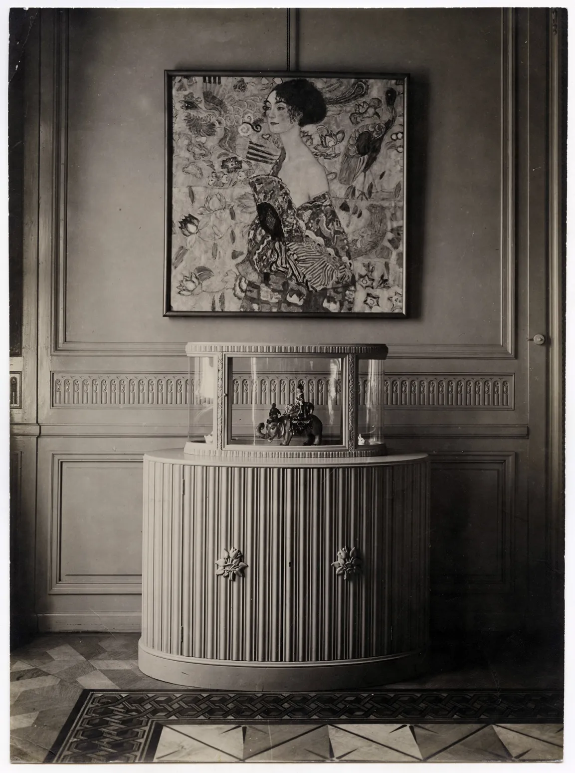 Schwarz / Weiß Fotographie eines Bildes von Gustav Klimt das an der Wand hängt
