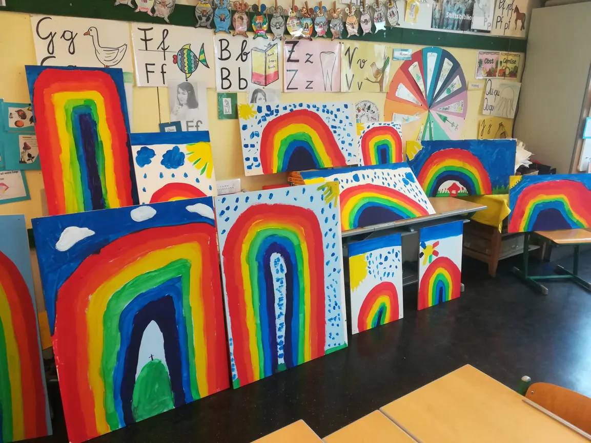 Schulkinder mit Regenbogenbild