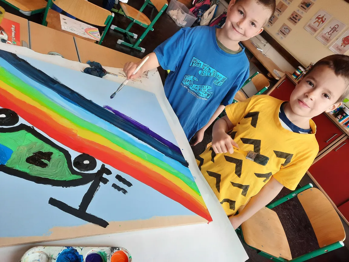 Schulkinder mit Regenbogenbild