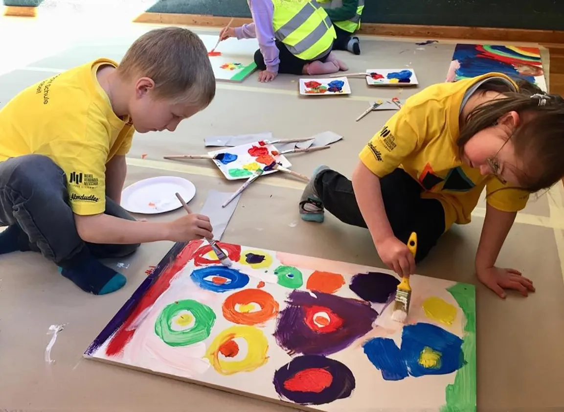 Schulkinder mit Regenbogenbild