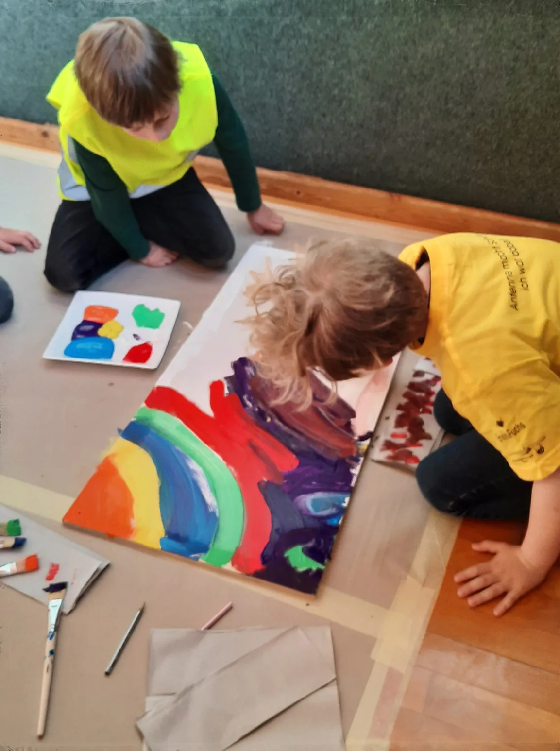 Schulkinder mit Regenbogenbild
