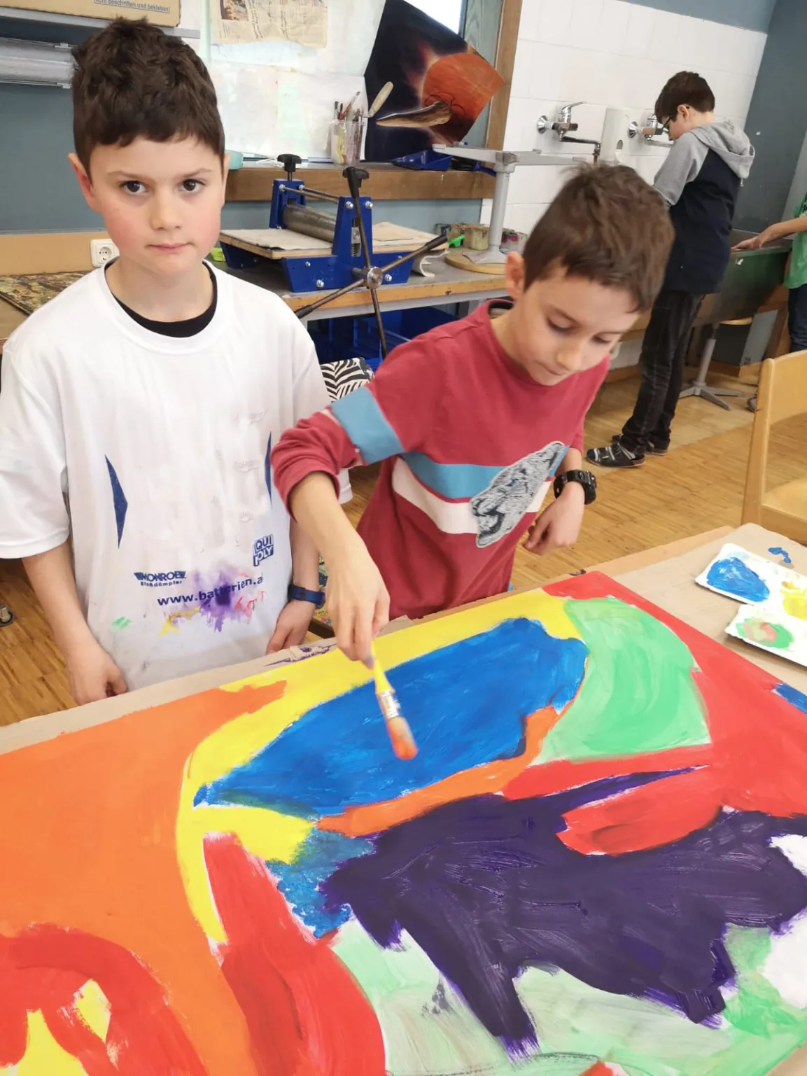 Schulkinder mit Regenbogenbild