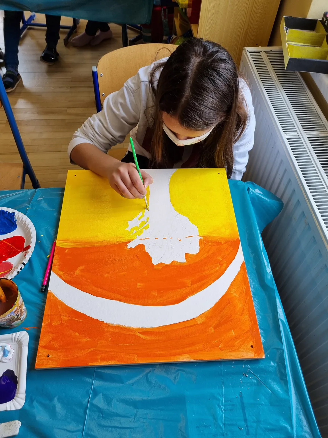 Schulkinder mit Regenbogenbild