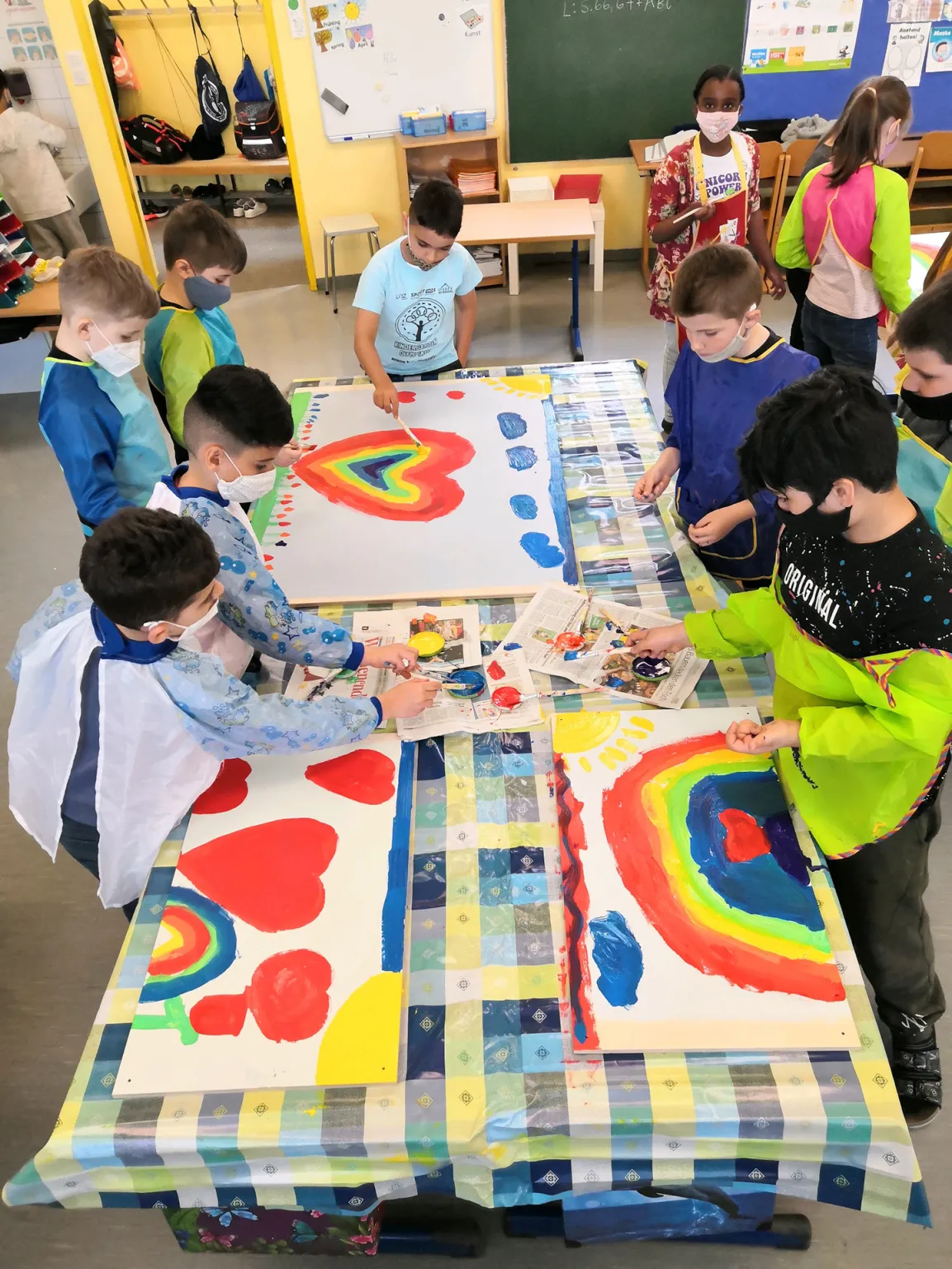 Schulkinder mit Regenbogenbild